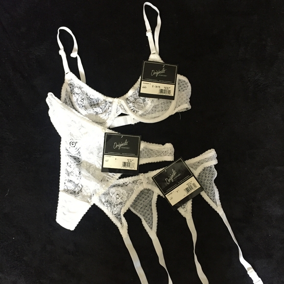 Warners Other - Super Sexy Lace Bra Thong and Garter Trio Set